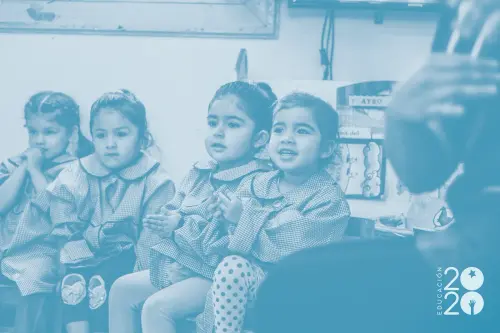 Grupo de niños de primera infancia sentados atendiendo una actividad