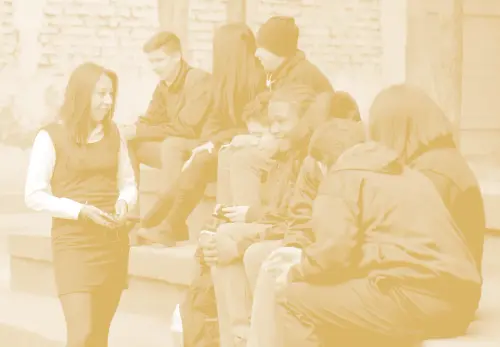 Jóvenes conversando en grupo durante una actividad formativa